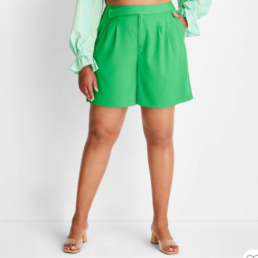 NWT Relaxed Pleated Elastic Waist Green Dress Casual Shorts With Pockets